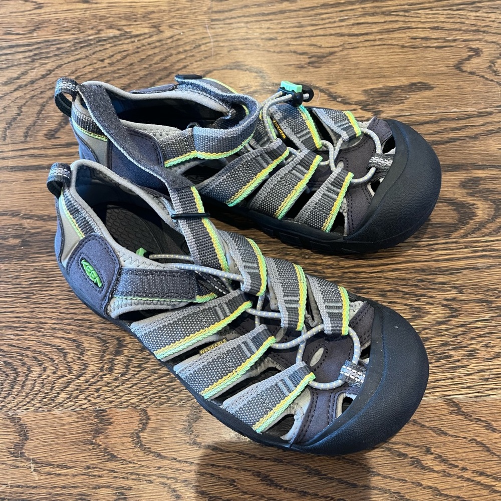Keen Kids size 4, excellent condition